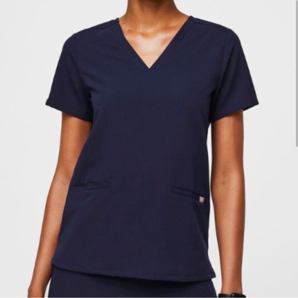 FIGS- Casma Three-Pocket Scrub Top™ MED/NAVY